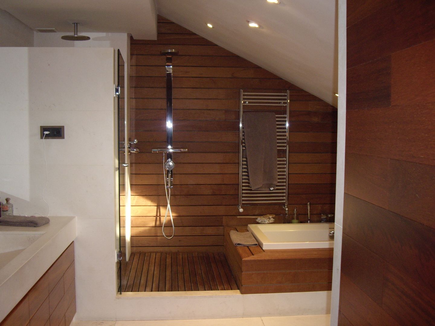 Vista del baño con bañera y ducha. Suelo de madera. DE DIEGO ZUAZO ARQUITECTOS Baños modernos