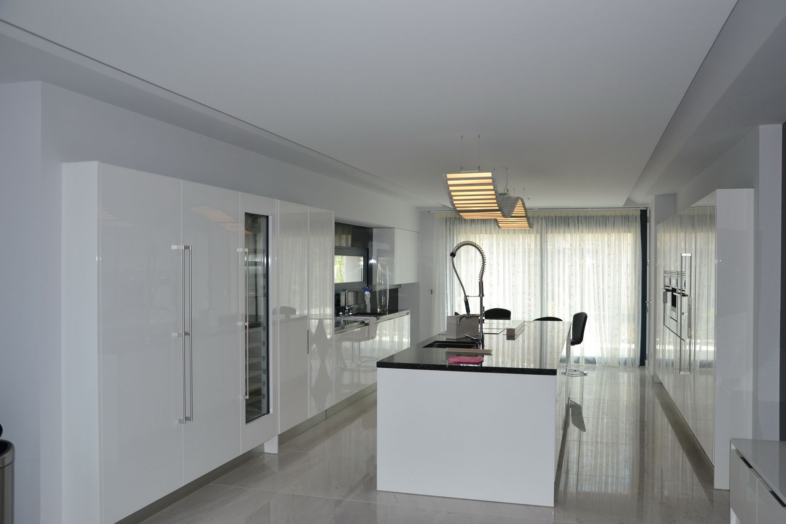 Casa Nathalia, Alicante Arquitectura y Urbanismo SLP Alicante Arquitectura y Urbanismo SLP Kitchen Cabinets & shelves