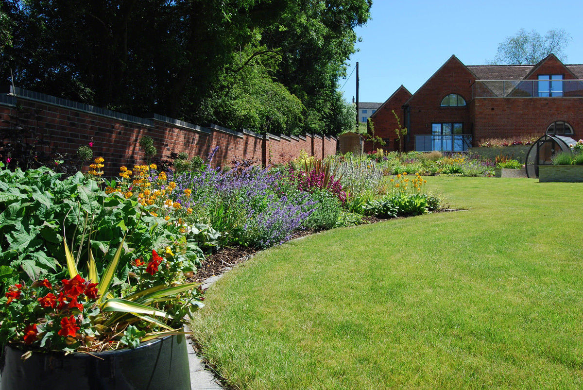 50m herbaceous border Lush Garden Design Modern Bahçe