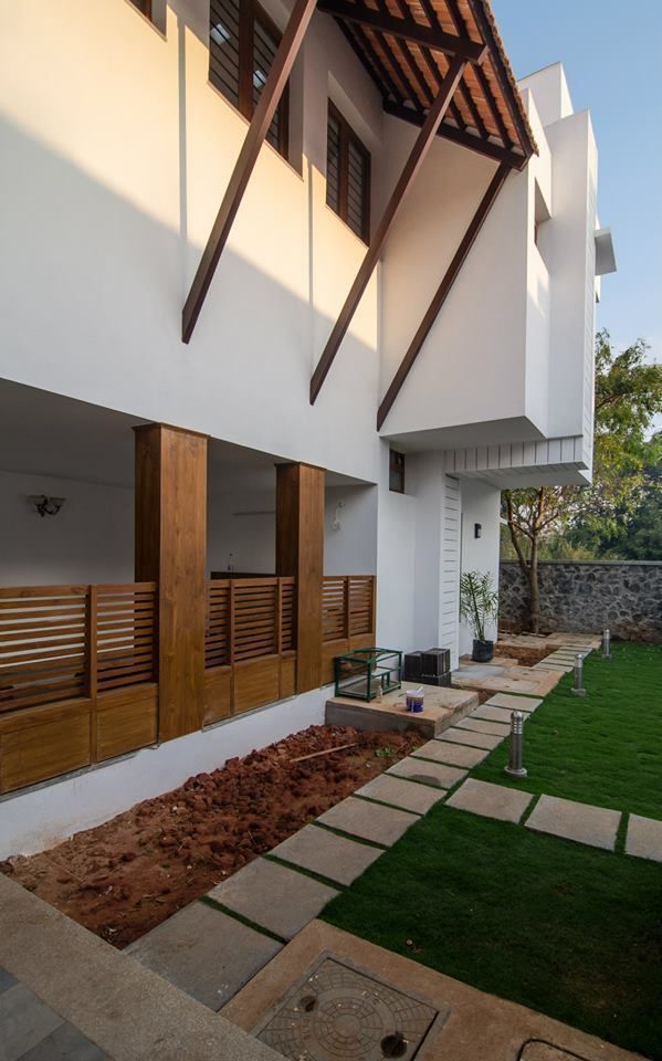 Mrs.&Mr. REKHA THANGAPPAN RESIDENCE AT JUHU BEACH, KAANATHUR, EAST COAST ROAD, CHENNAI, Muraliarchitects Muraliarchitects Casas modernas