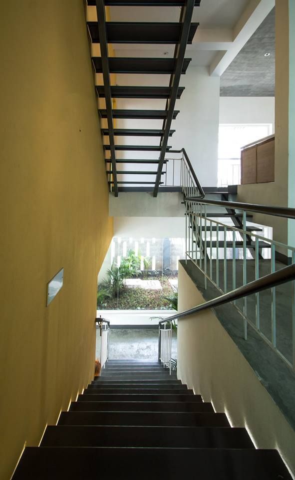 Mrs & Mr.JUSTIN S RESIDENCE AT MEDAVAKKAM, CHENNAI, Muraliarchitects Muraliarchitects Corredores, halls e escadas rústicos