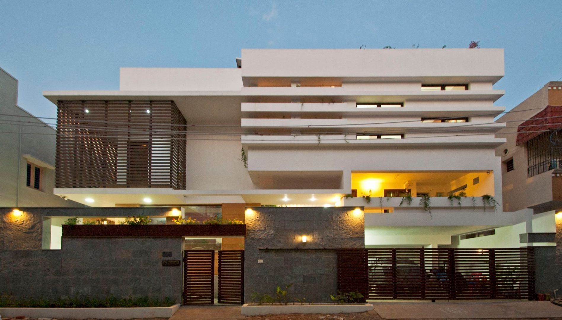 mr sajeev kumar s residence at girugambakkam, near m.i.o.t hospital, chennai ,tamilnadu, Muraliarchitects Muraliarchitects 現代房屋設計點子、靈感 & 圖片