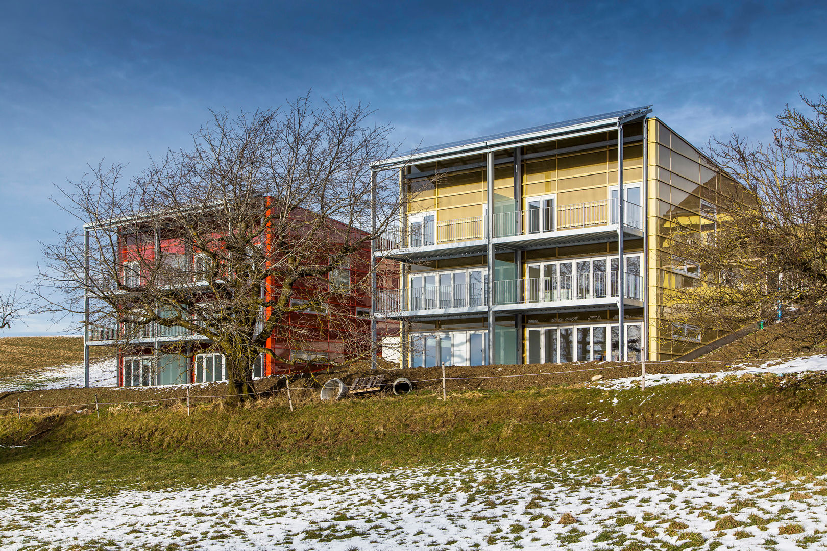 Plusenergieüberbauung in Englisberg, Swissrenova AG Swissrenova AG Balkon, Beranda & Teras Modern