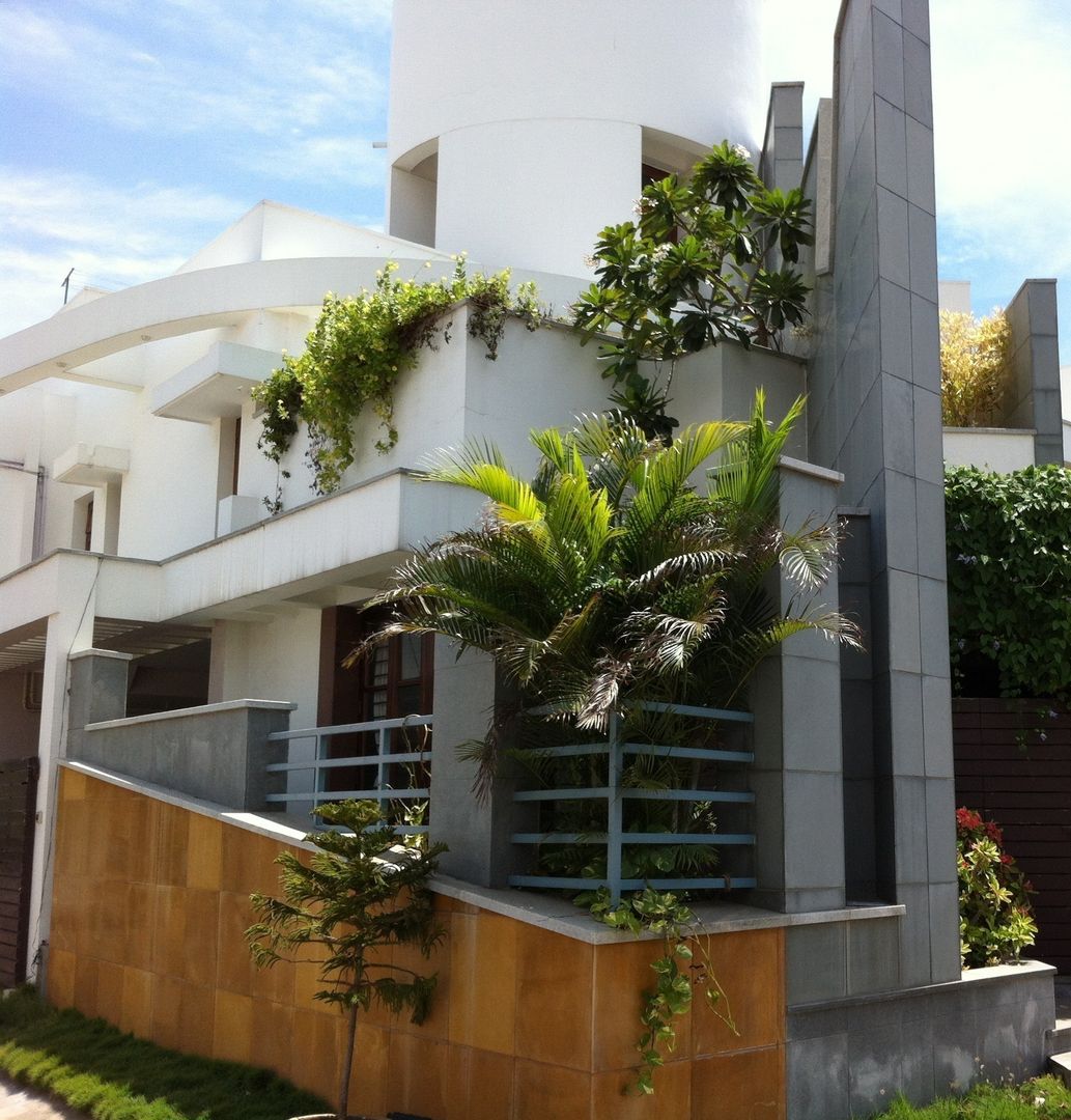 RESIDENCE FOR DR.GOPU & DR.SHANTHI, Muraliarchitects Muraliarchitects モダンな 家