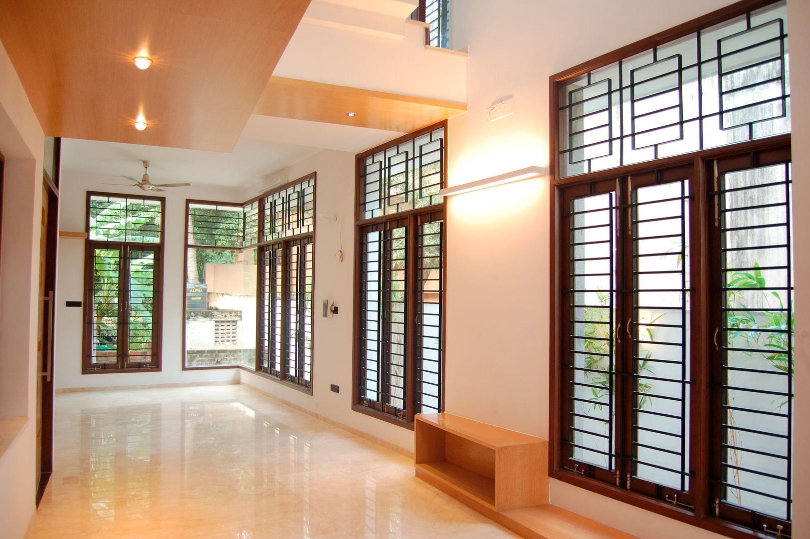 DR.HARIHARAN RESIDENCE, Muraliarchitects Muraliarchitects Modern Windows and Doors