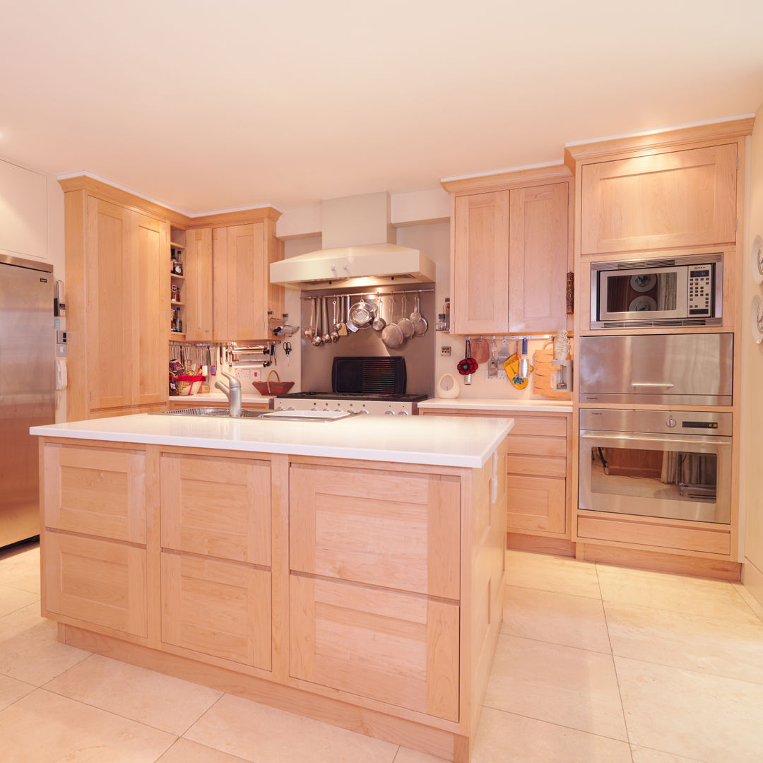 Balham Maple Kitchen designed and made by Tim Wood Tim Wood Limited مطبخ خشب نقي Multicolored رفوف وأدراج