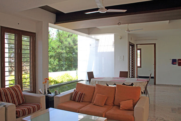 RESIDENCE FOR MRS. & MR. VASUKI RAJAGOPALAN, Muraliarchitects Muraliarchitects Modern living room