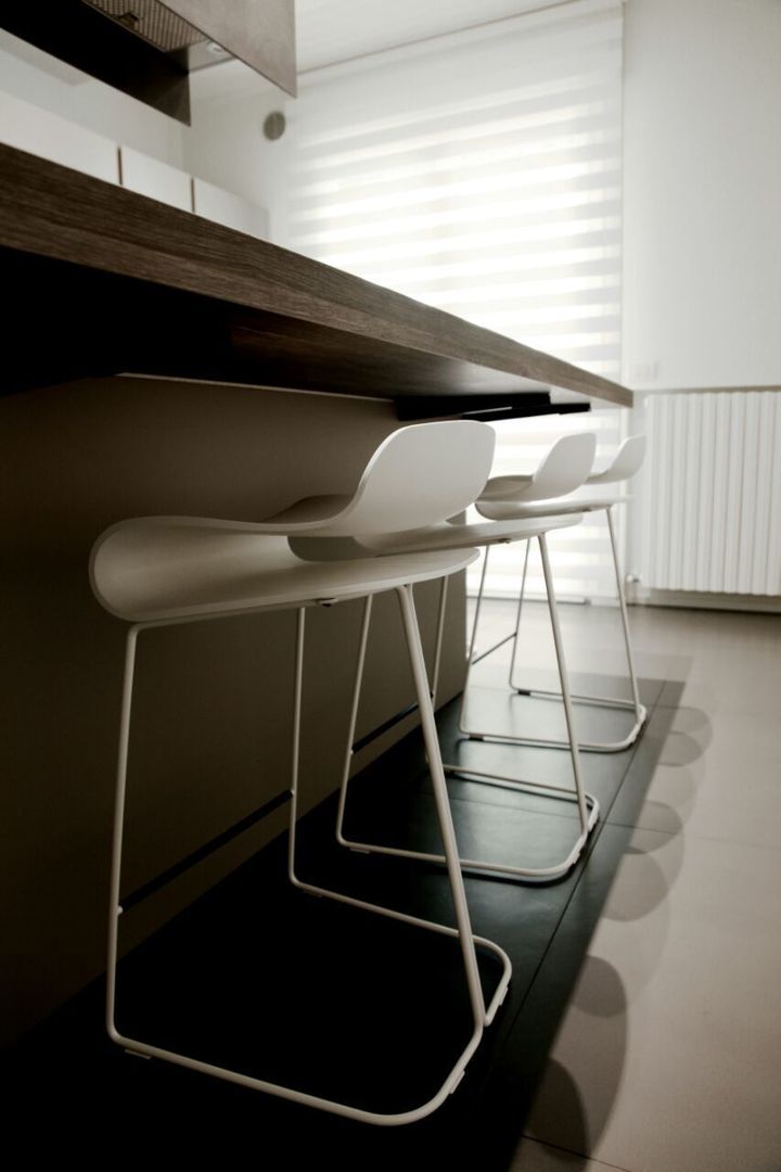 CASA A+M. UN APPARTAMENTO ALL'INSEGNA DEL MINIMAL, TAU ARCHITETTURA TAU ARCHITETTURA مطبخ Tables & chairs