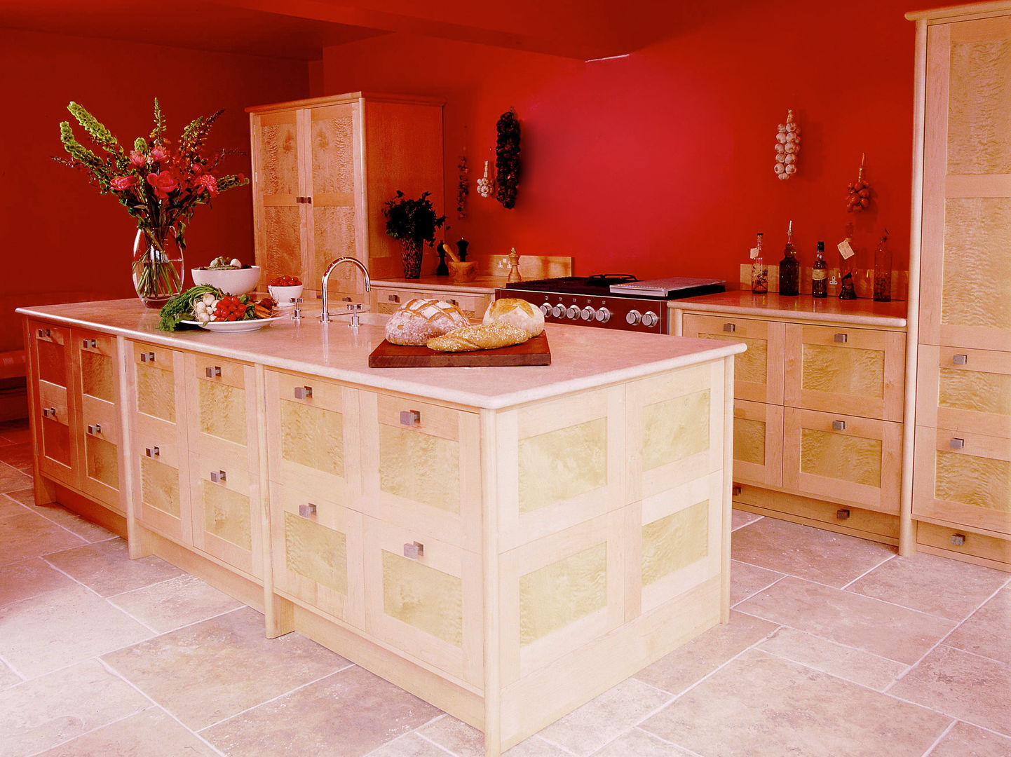 Quilted Maple Kitchen with Red Wall designed and made by Tim Wood Tim Wood Limited Cocinas de estilo moderno Armarios y estanterías