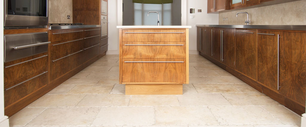 American Black Walnut Kitchen designed and made by Tim Wood Tim Wood Limited مطبخ