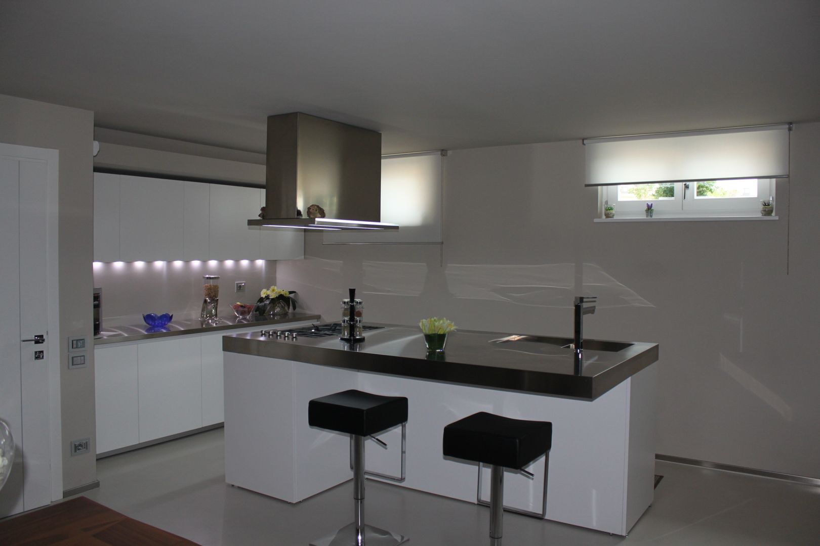 VILLA IN COLLINA, MATTEONOFRINTERIORDESIGNER MATTEONOFRINTERIORDESIGNER Cozinhas modernas