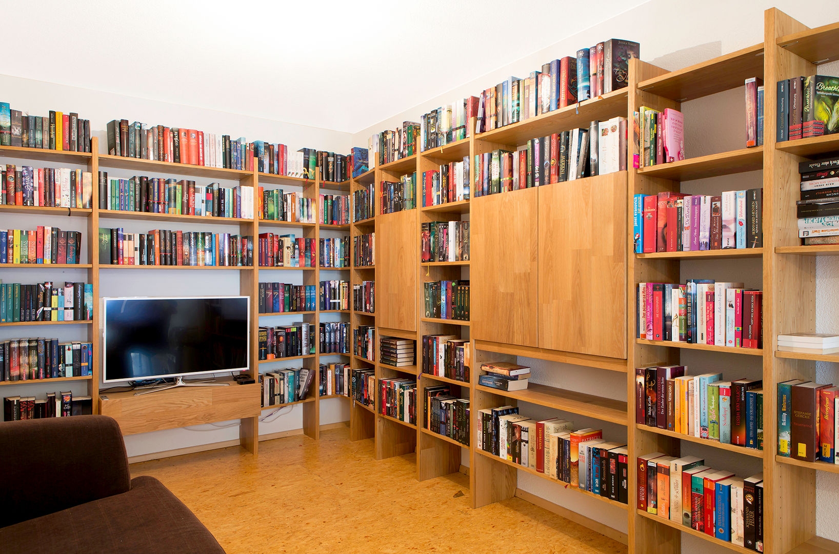 Bücherregal für Bücherwürmer!, Schreinerei Haas Mathias Schreinerei Haas Mathias Livings modernos: Ideas, imágenes y decoración Bibliotecas, estanterías y modulares