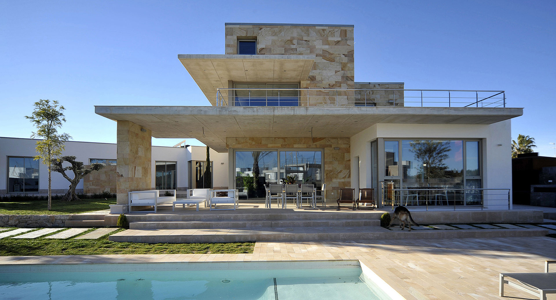 PORTICUS. Érase una vivienda a un porche pegada., Chiarri arquitectura Chiarri arquitectura Śródziemnomorskie domy