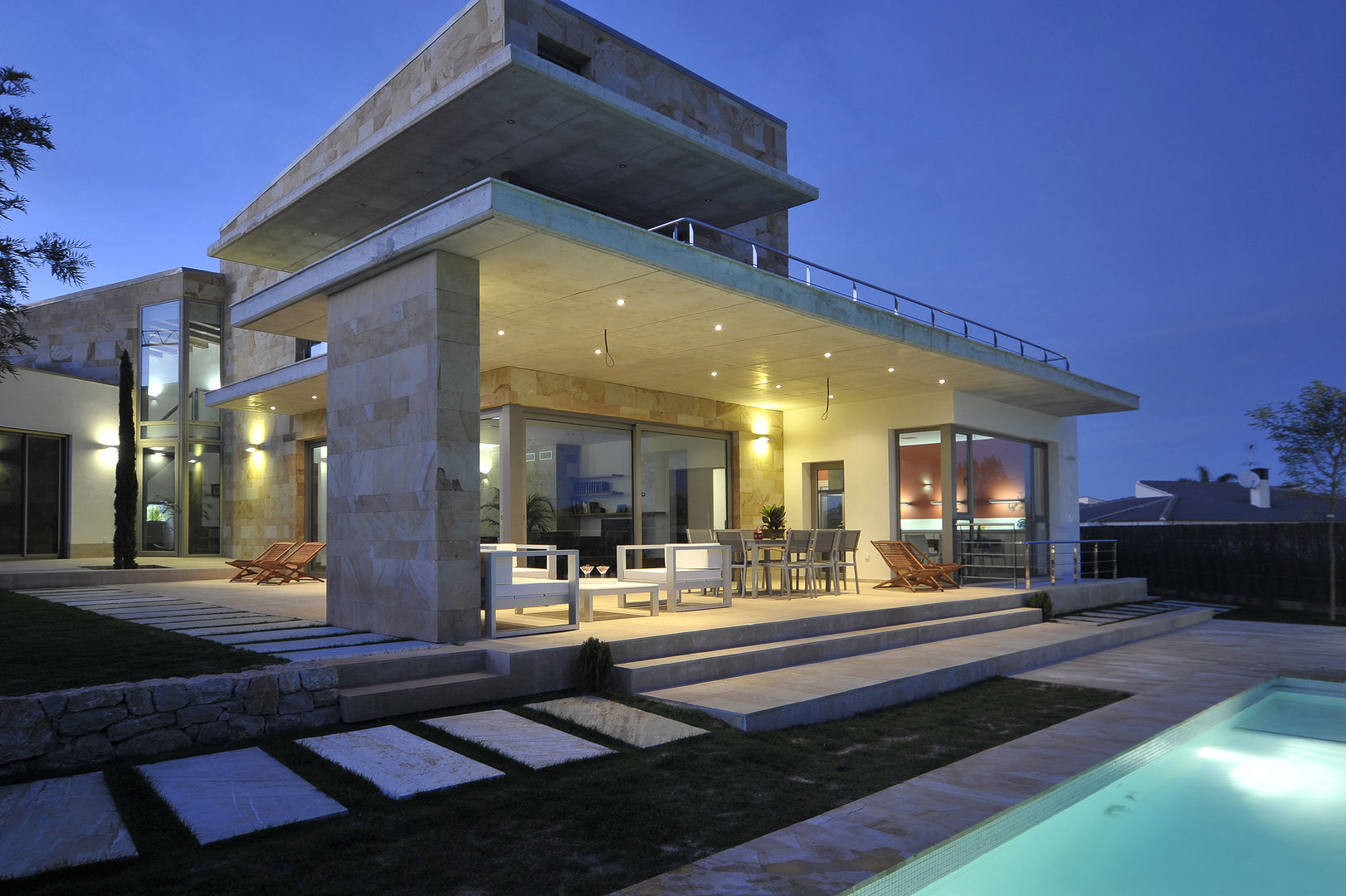 PORTICUS. Érase una vivienda a un porche pegada., Chiarri arquitectura Chiarri arquitectura Akdeniz Evler