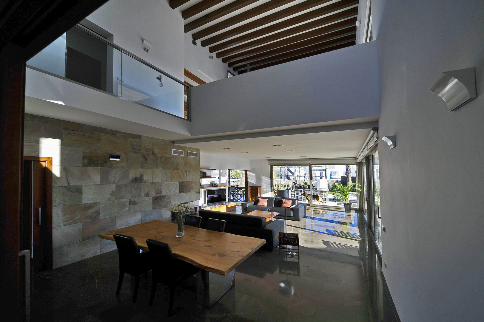 PORTICUS. Érase una vivienda a un porche pegada., Chiarri arquitectura Chiarri arquitectura Modern living room