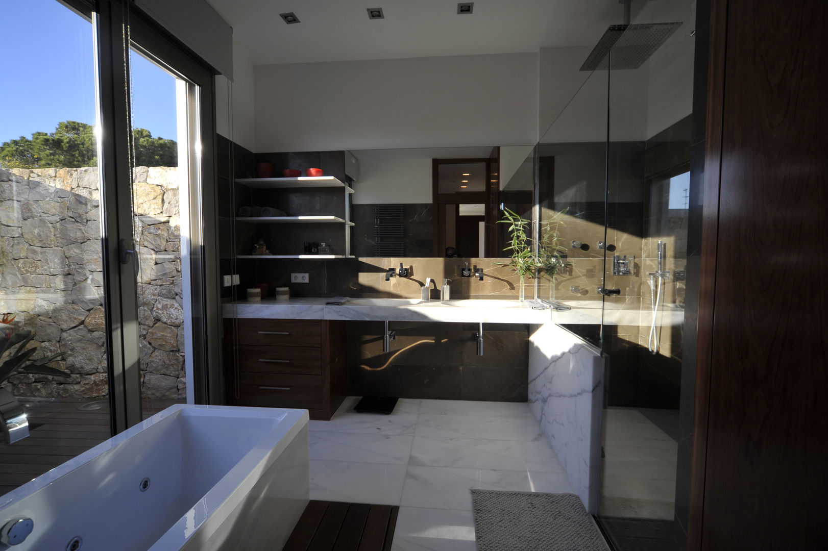 PORTICUS. Érase una vivienda a un porche pegada., Chiarri arquitectura Chiarri arquitectura Modern bathroom