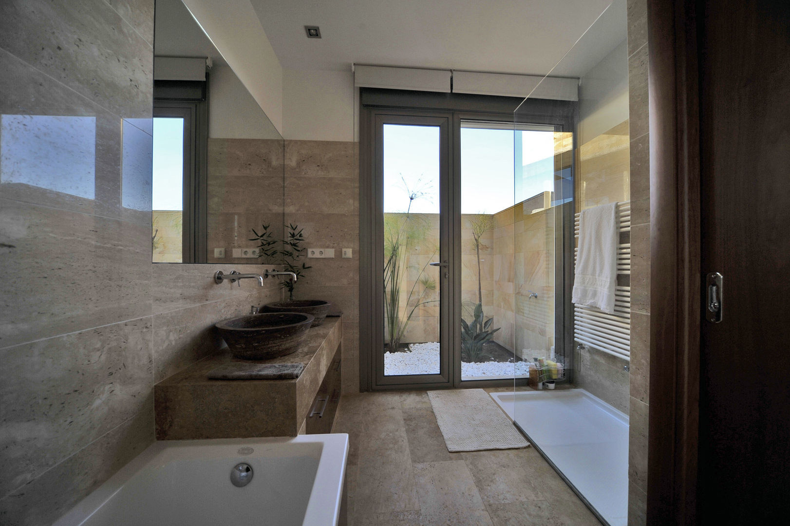 PORTICUS. Érase una vivienda a un porche pegada., Chiarri arquitectura Chiarri arquitectura Mediterranean style bathrooms