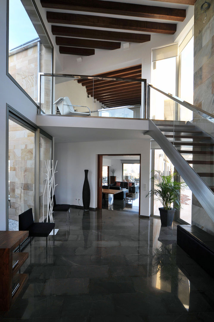 PORTICUS. Érase una vivienda a un porche pegada., Chiarri arquitectura Chiarri arquitectura Modern Corridor, Hallway and Staircase