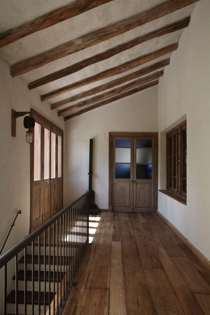 Chalet Atamisque, Bórmida & Yanzón arquitectos Bórmida & Yanzón arquitectos Rustic style corridor, hallway & stairs