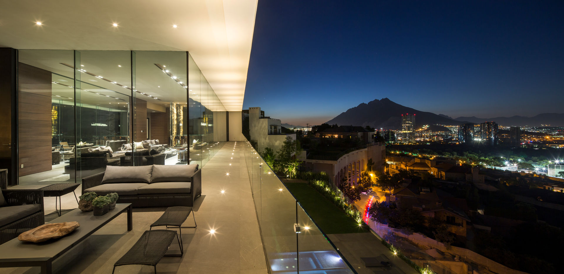 Casa MT, GLR Arquitectos GLR Arquitectos Modern balcony, veranda & terrace