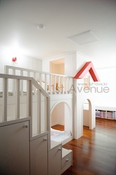 아이들의 웃음이 피어나는 빨간지붕 다락방 인테리어 , 퍼스트애비뉴 퍼스트애비뉴 Quarto infantil minimalista