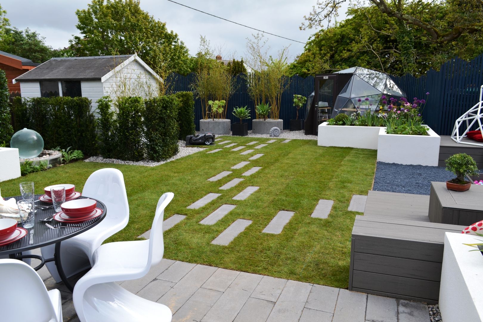itv's Love Your Garden with Alan Titchmarsh Solardome Industries Limited Jardines de estilo moderno