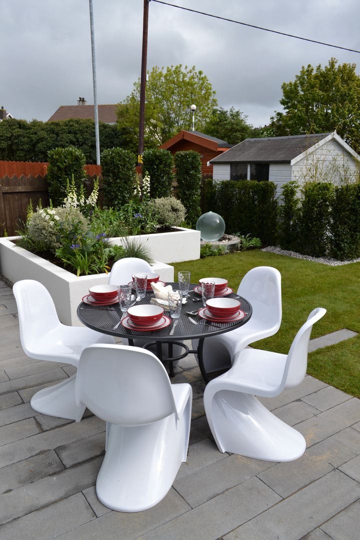 itv's Love Your Garden with Alan Titchmarsh Solardome Industries Limited Jardines de estilo moderno