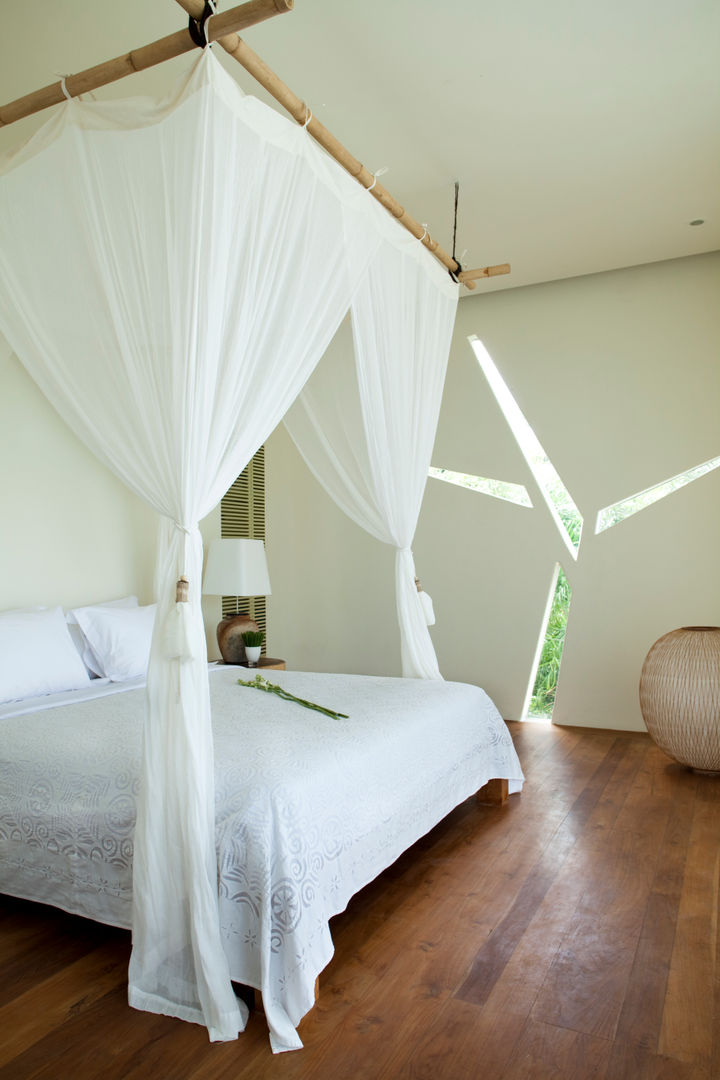 Bedroom beach front homify Tropical style bedroom
