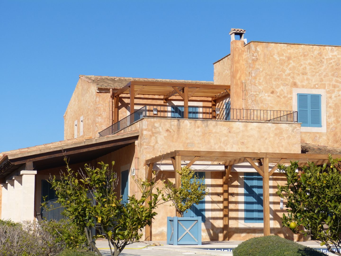 pergola MIDE architetti Mediterranean style house