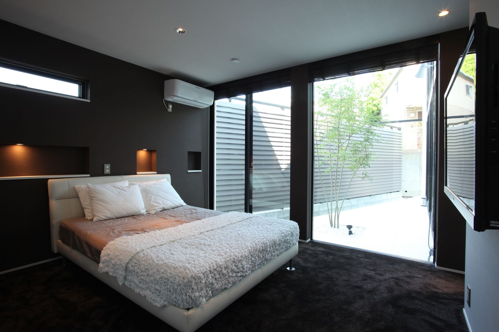 明暗のあるシンプルモダンの家, TERAJIMA ARCHITECTS／テラジマアーキテクツ TERAJIMA ARCHITECTS／テラジマアーキテクツ Modern style bedroom