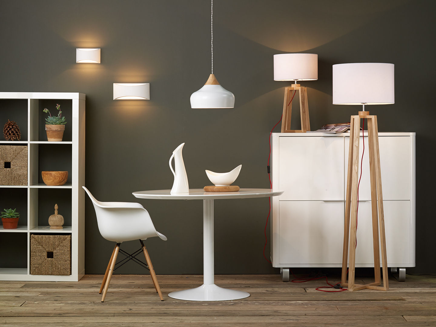 A Contemporary White and Light Pine Set Shine Lighting Ltd Comedores de estilo moderno Iluminación