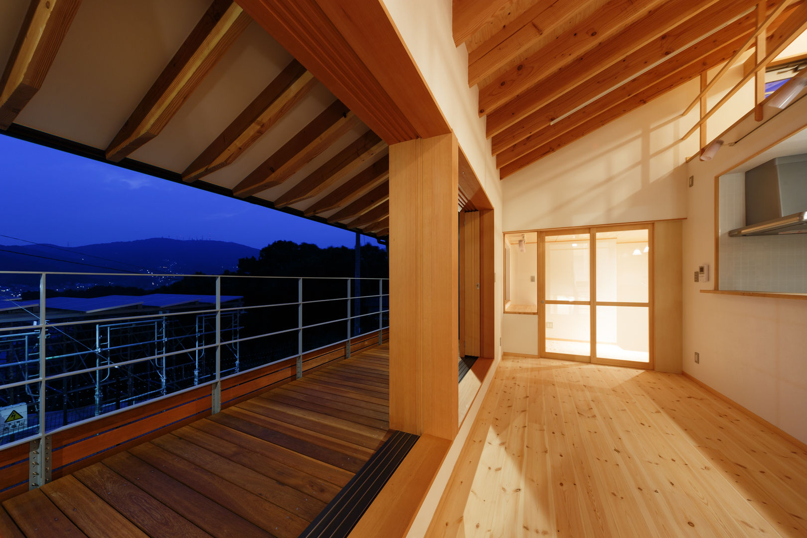 生駒の家, 建築工房 at ease 建築工房 at ease Балкон и терраса в стиле модерн