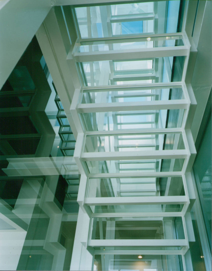 ガラス階段の家, 原 空間工作所 HARA Urban Space Factory 原 空間工作所 HARA Urban Space Factory درج زجاج Stairs