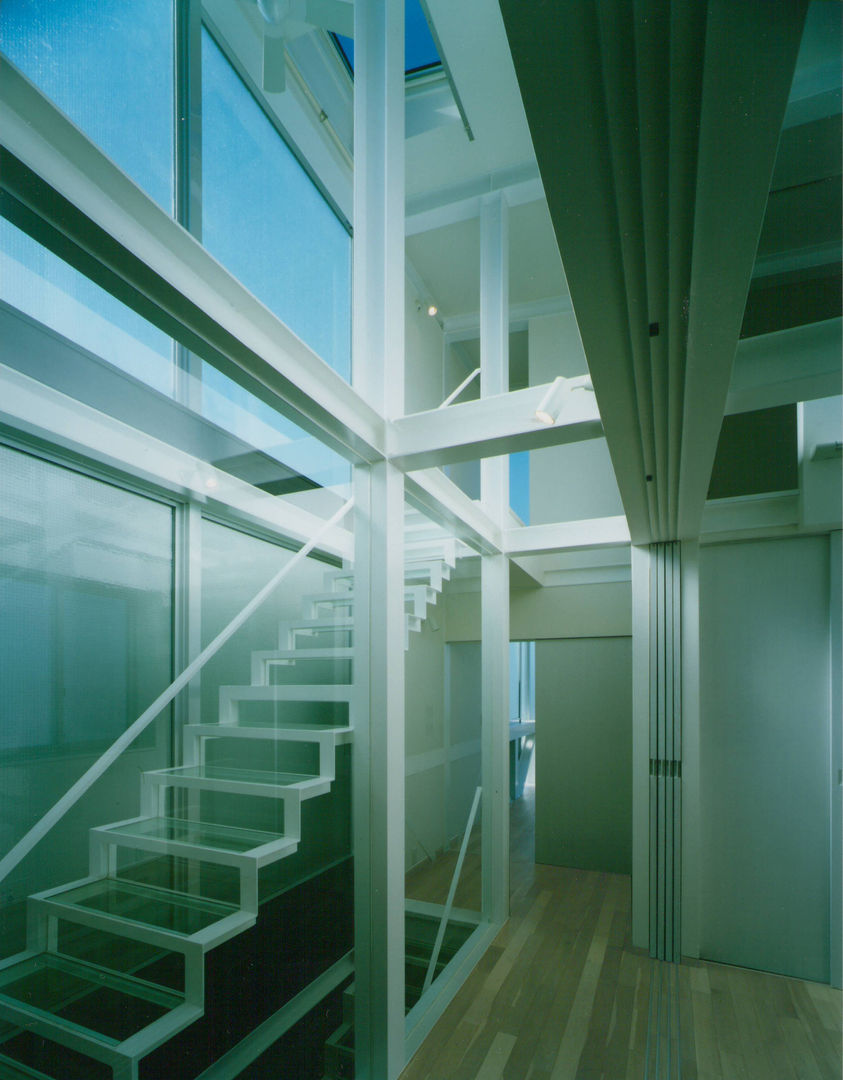 ガラス階段の家, 原 空間工作所 HARA Urban Space Factory 原 空間工作所 HARA Urban Space Factory Modern corridor, hallway & stairs Glass