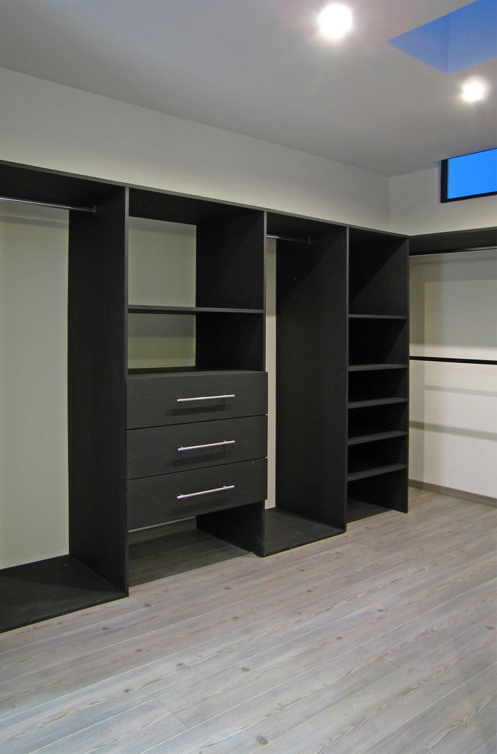 Vista Interior- Vestidor homify Closets de estilo moderno