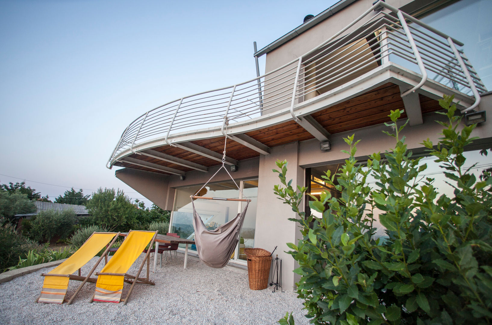 Villa nelle Marche, RoccAtelier Associati RoccAtelier Associati Modern style gardens