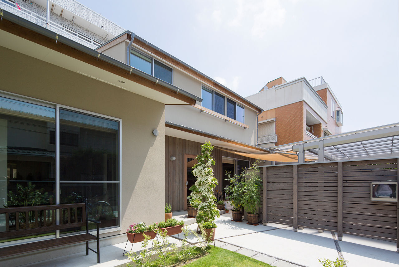 横浜の二世帯住宅, 一級建築士事務所 感共ラボの森 一級建築士事務所 感共ラボの森 Casas de estilo moderno