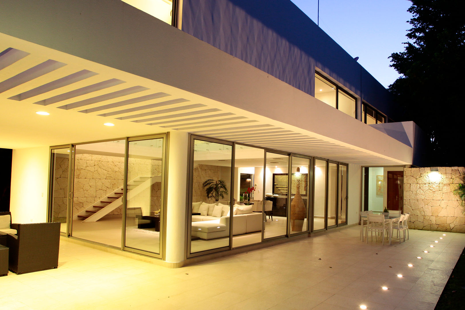 Casa entre Arboles, Enrique Cabrera Arquitecto Enrique Cabrera Arquitecto Modern balcony, veranda & terrace