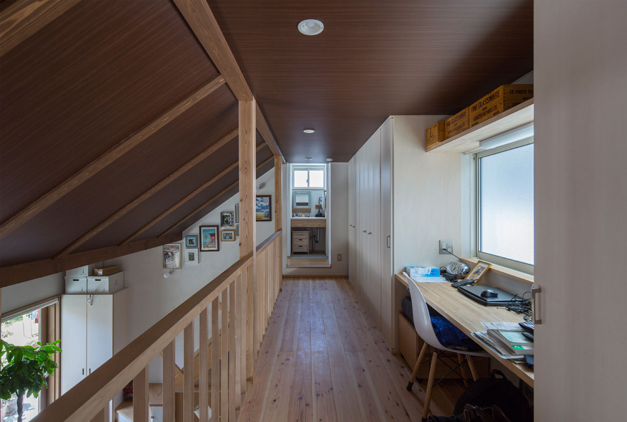 横浜の二世帯住宅, 一級建築士事務所 感共ラボの森 一級建築士事務所 感共ラボの森 Modern corridor, hallway & stairs
