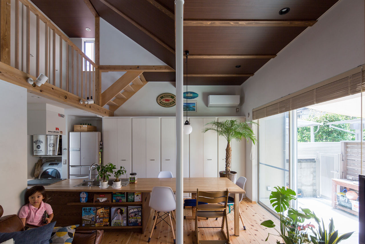 横浜の二世帯住宅 LDKスペース 一級建築士事務所 感共ラボの森 モダンデザインの リビング