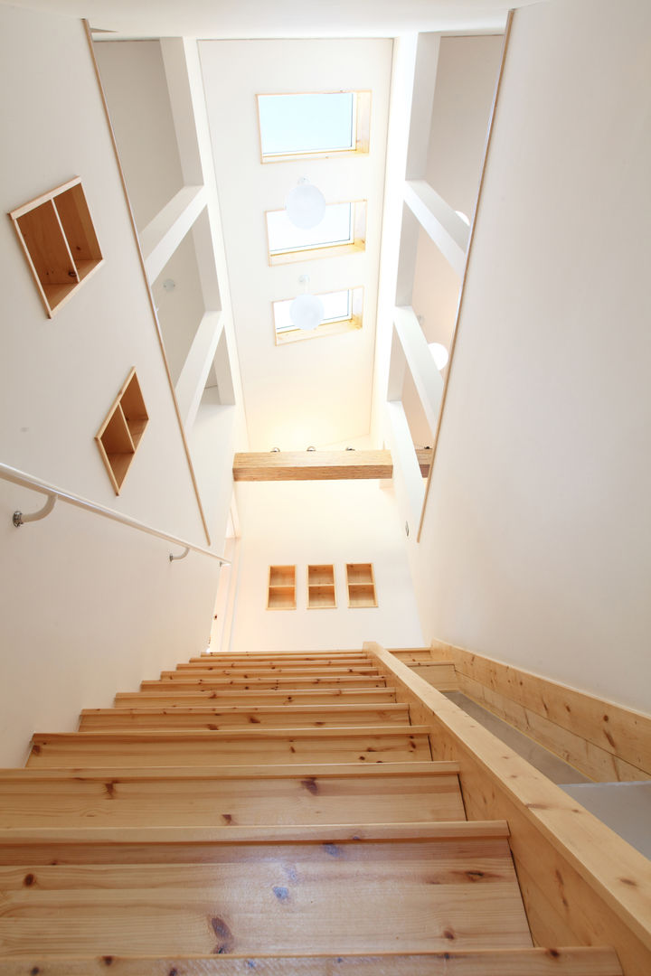 따로또 같이, 한지붕 두가족 통영주택, 주택설계전문 디자인그룹 홈스타일토토 주택설계전문 디자인그룹 홈스타일토토 Modern corridor, hallway & stairs