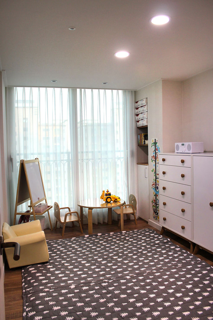 homify Modern nursery/kids room