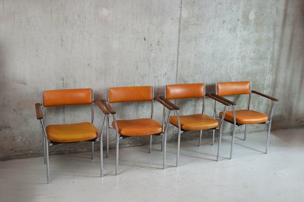 Mid century dining chairs Proper. غرفة السفرة كراسي ومقاعد