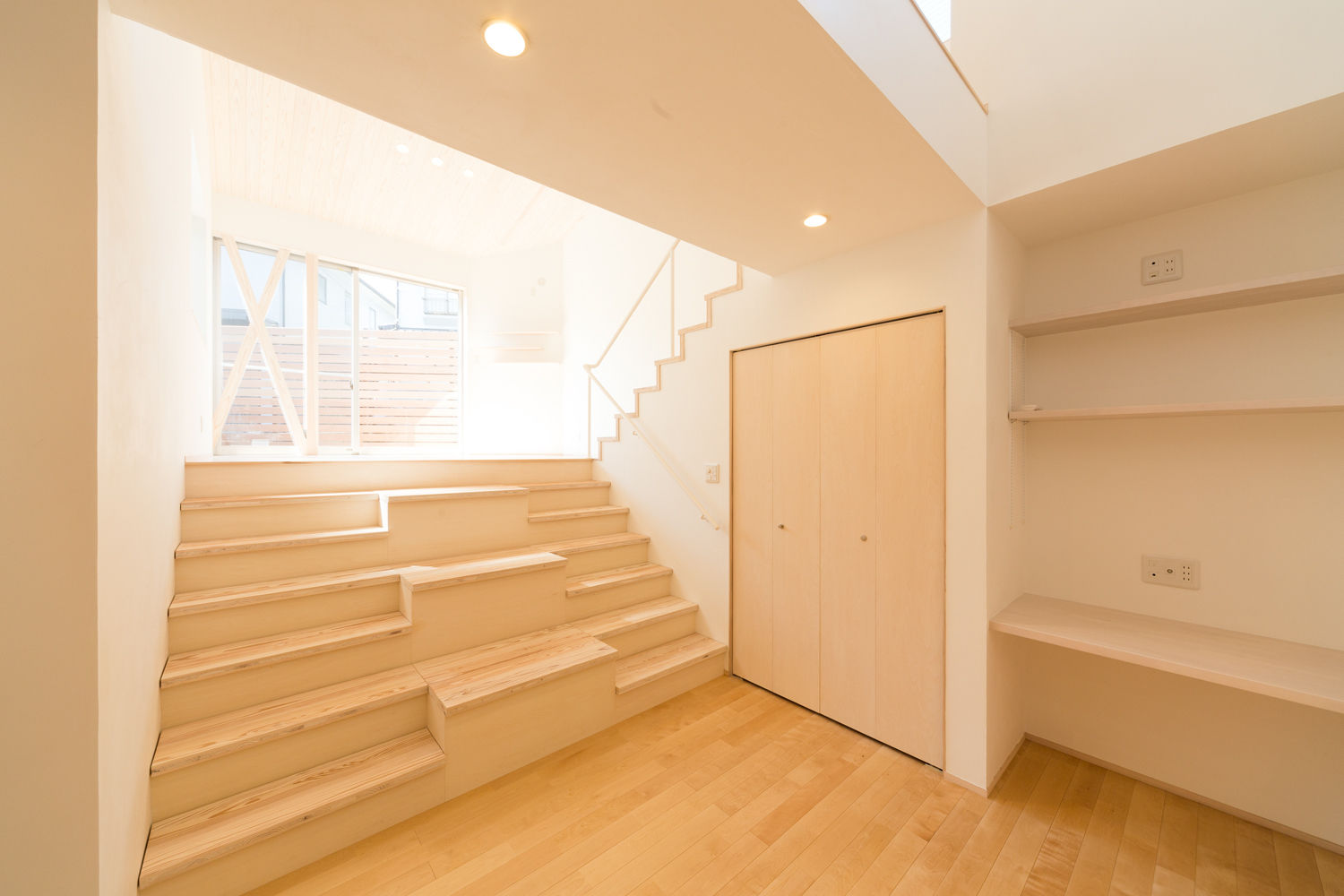 高取南の家, 株式会社かんくう建築デザイン 株式会社かんくう建築デザイン Modern Corridor, Hallway and Staircase