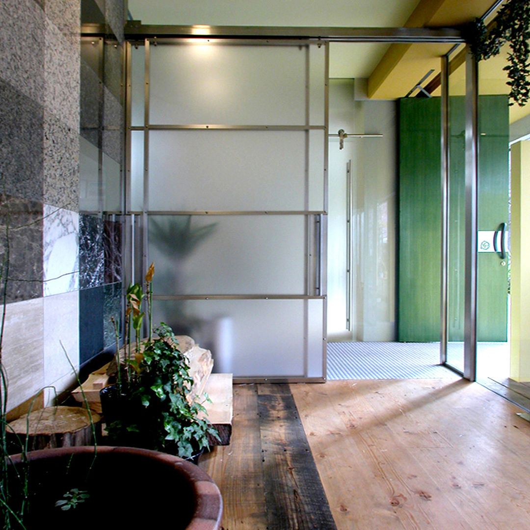 色彩ある空間, ユミラ建築設計室 ユミラ建築設計室 Modern Windows and Doors