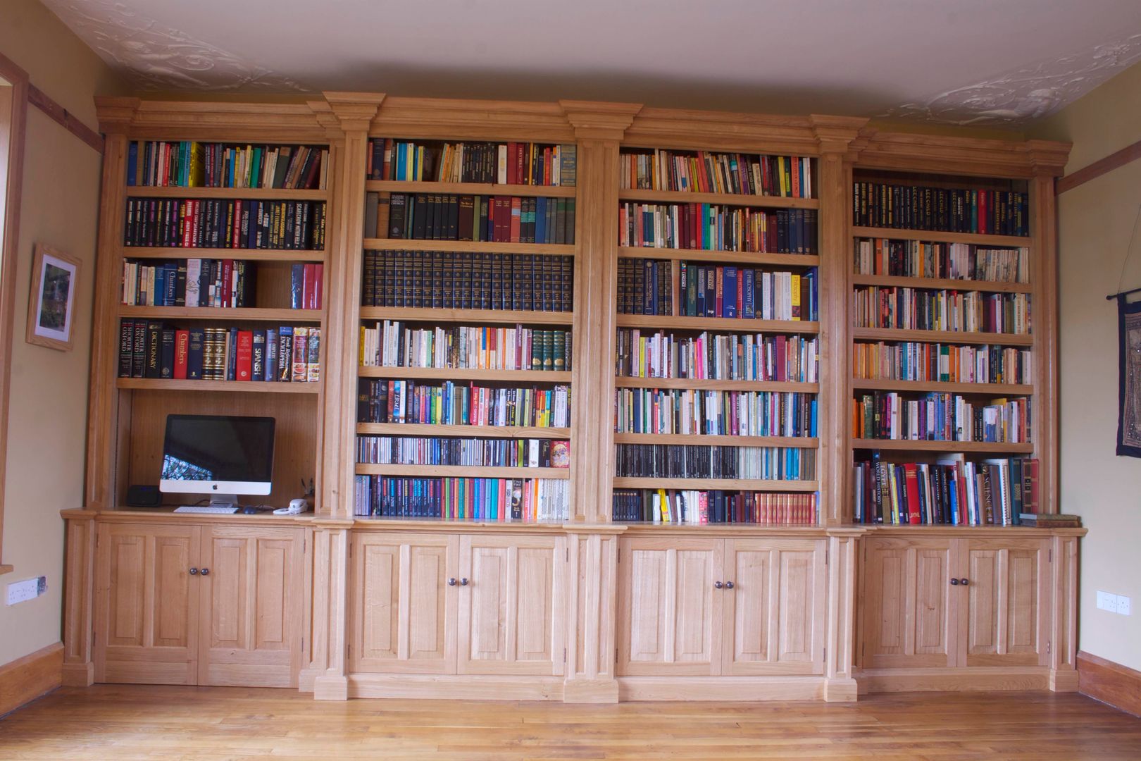 Oak Break fronted Bookcase Worsley Woodworking Klassische Arbeitszimmer