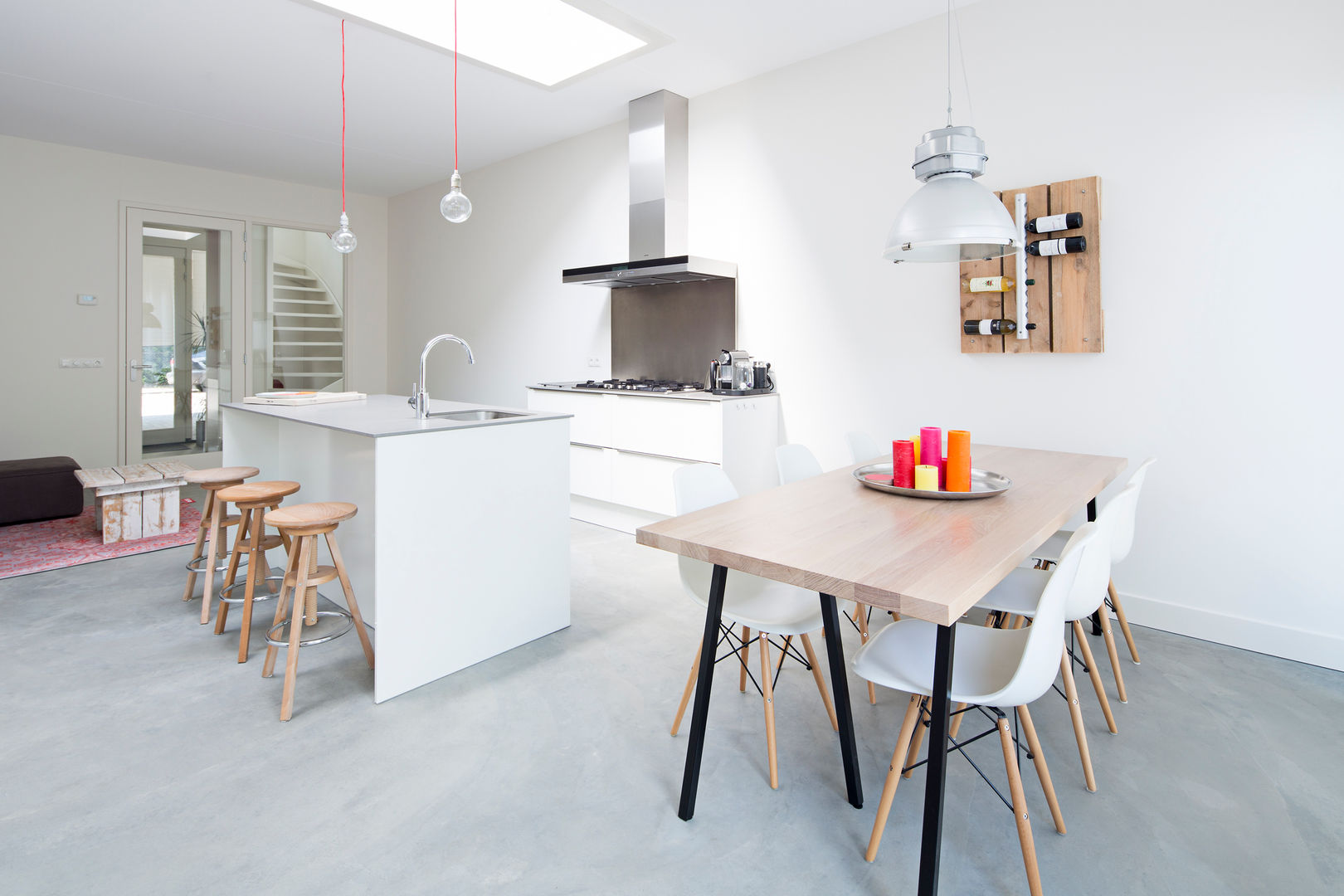 3 drive-in woningen, AERDE BORGERT ARCHITECTEN AERDE BORGERT ARCHITECTEN Moderne keukens Tafel,Meubilair,Hout,Stoel,Verlichting,architectuur,Interieur ontwerp,Vloeren,Grijs,Vloer