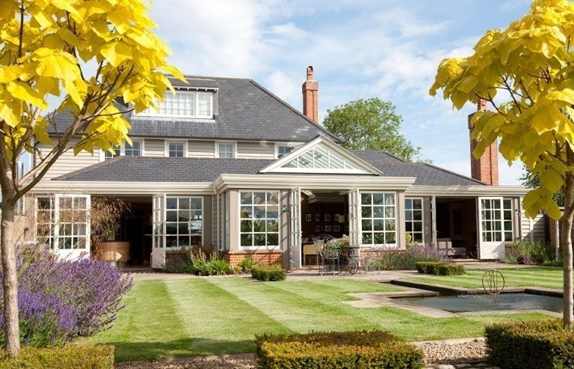 Alternative exterior view of the garden room Westbury Garden Rooms Moderner Wintergarten