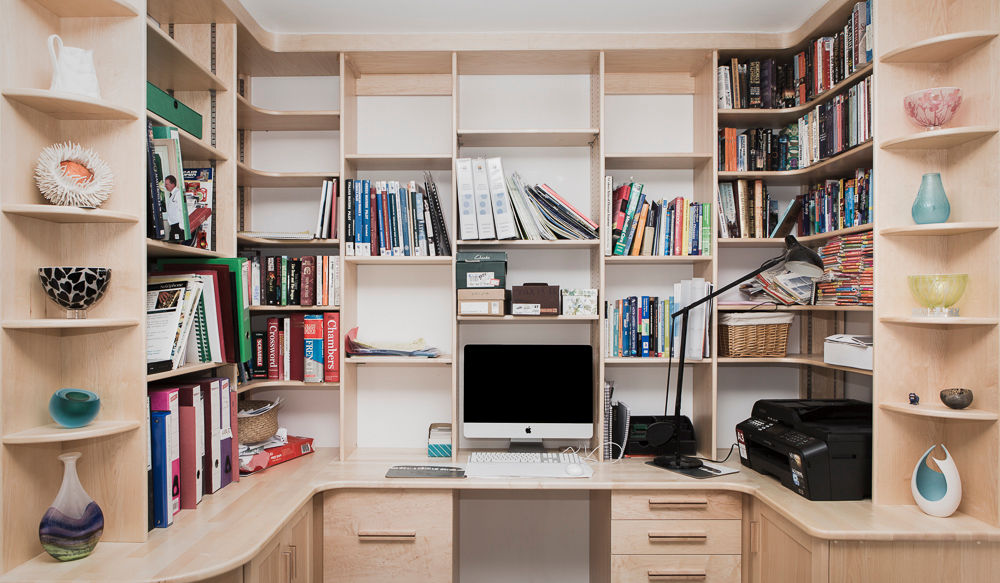 Home office/study Worsley Woodworking Рабочий кабинет в стиле модерн