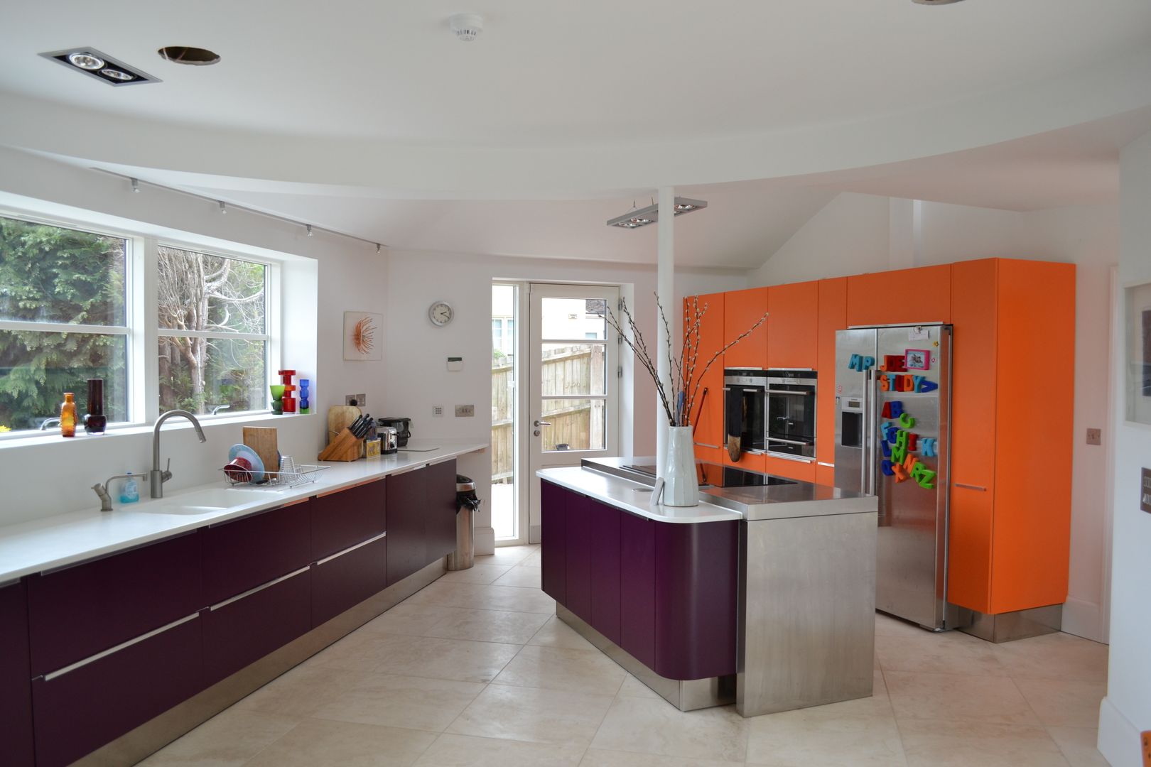 Colourful kitchen Hetreed Ross Architects ห้องครัว